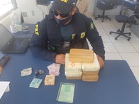 PRF apreende 7 kg de pasta base de cocaína, em Santa Maria do Pará