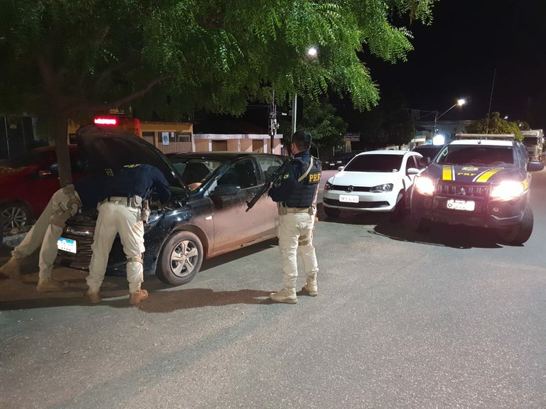 PRF prende homicída que conduzia veículo roubado e utilizava documentos falsos