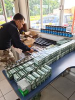 PRF prende homem que transportava dinheiro e munições em fundo falso de caminhão