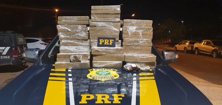 Em fiscalização a ônibus, PRF apreende quase 40 kg de maconha