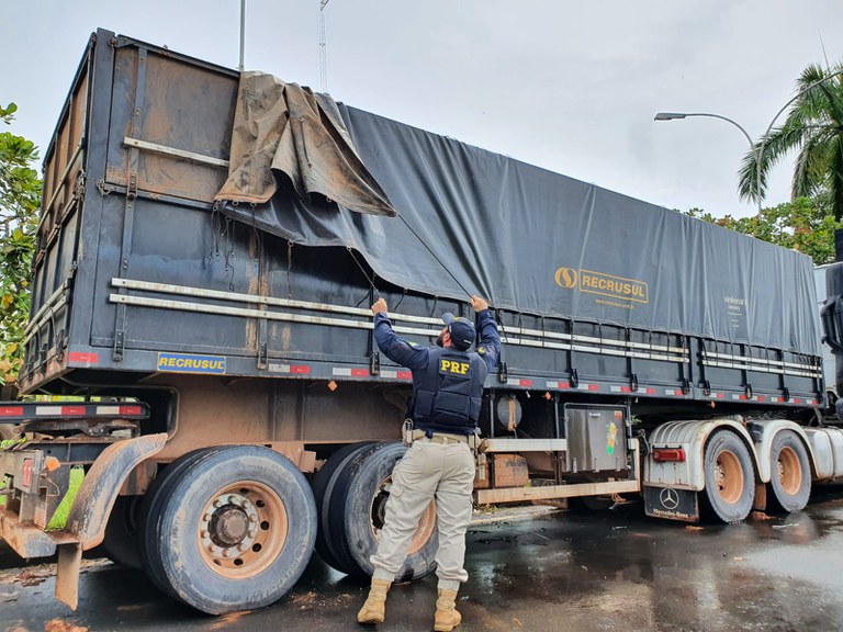 Mais de 100m³ de madeira são apreendidos pela PRF na BR-230, em Vitória do Xingu (PA)