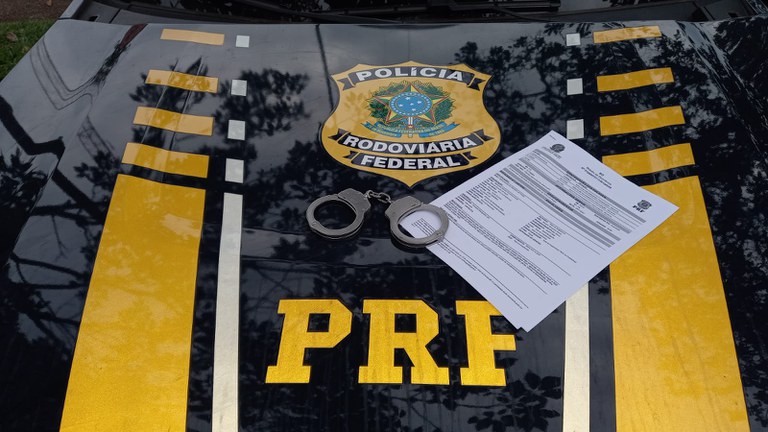 PRF prende dois homens com mandados de prisão em ônibus, na Rodovia Transamazônica em Altamira/PA