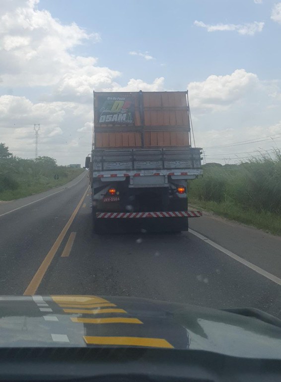 PRF apreende 16.800 telhas sendo transportadas ilegalmente, em São Miguel do Guamá/PA