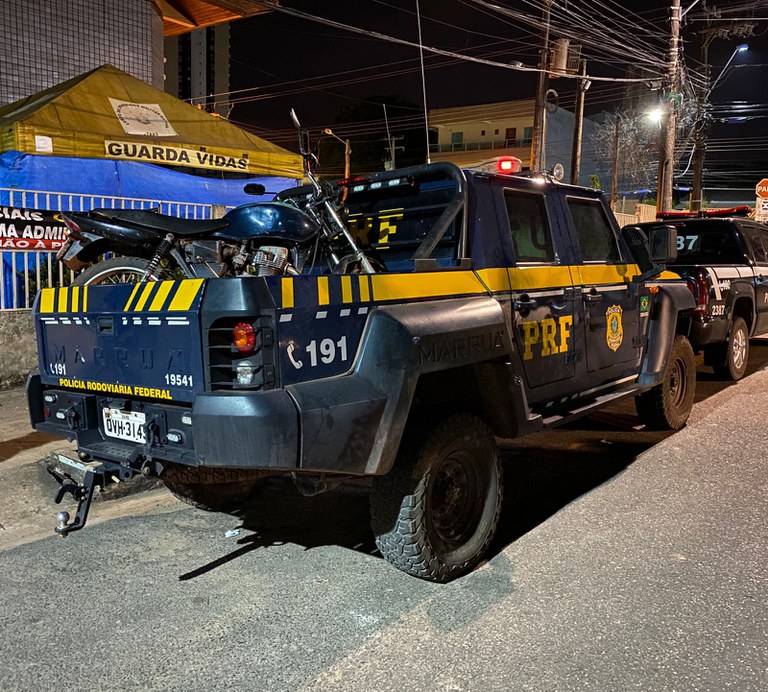PRF recupera motocicleta horas após ser roubada, em SantarémPA
