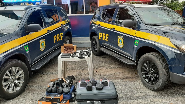 PRF apreende armas e munições durante fiscalização a ônibus, em Castanhal/PA