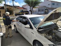 PRF recupera dois veículos roubados e prende um foragido da Justiça