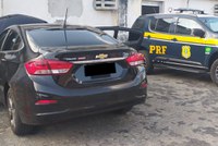 PRF recupera três veículos, apreende carga de combustíveis e prende um homem com mandado de prisão em aberto na Paraíba