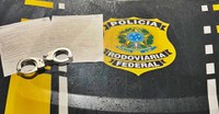 PRF apreende mercadoria sem nota fiscal e prende foragido da Justiça por tráfico de drogas