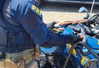 PRF na Paraíba apreende veículo adulterado, arma de fogo e arma branca