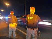 PRF resgata jovem desnorteada na BR 230, em João Pessoa/PB