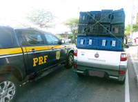PRF na Paraíba prende foragido da Justiça por homicídio, tira uma arma de circulação e recupera dois carros roubados