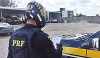 Quatro pessoas são detidas, quatro veículos são recolhidos e uma arma de fogo é tirada de circulação pela PRF na Paraíba