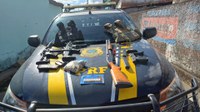 PRF na Paraíba prende foragido da justiça, apreende quatro armas de fogo, diversas munições e recupera veículo roubado