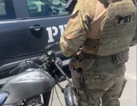 PRF na Paraíba apreende moto adulterada, prende foragido da Justiça e detém homem por receptação