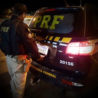 PRF na Paraíba recupera mais um veículo roubado e detém indivíduos que teriam furtado loja em shopping na capital