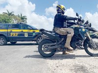 Dois jovens são detidos por desobediência ao pilotarem motocicletas e tentarem fugir da PRF em João Pessoa-PB