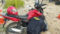 PRF na Paraíba flagra idoso embriagado em sinistro de trânsito e recupera mais uma moto roubada
