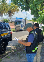 PRF na Paraíba flagra crimes de transporte de mercadoria sem nota fiscal, descaminho e adulteração de veículo