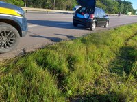 PRF na Paraíba apreende 25 kg de maconha em porta-malas de veículo e detém pai e filho na BR-230 por tráfico de drogas