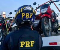 PRF flagra adolescente de 12 anos pilotando moto em Patos