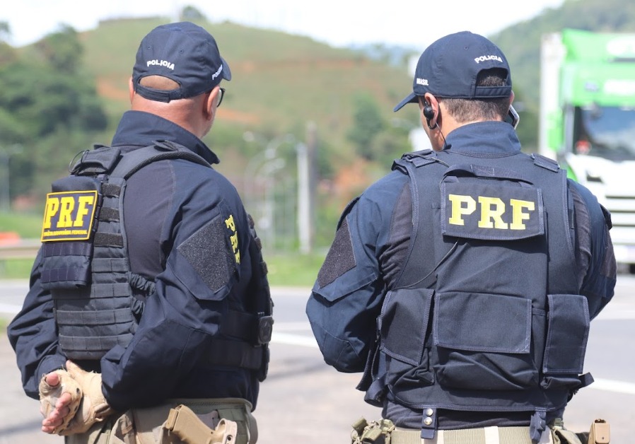 Políciias Rodoviários Federais na pista