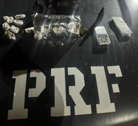 Droga apreendida em cima do capô da viatura