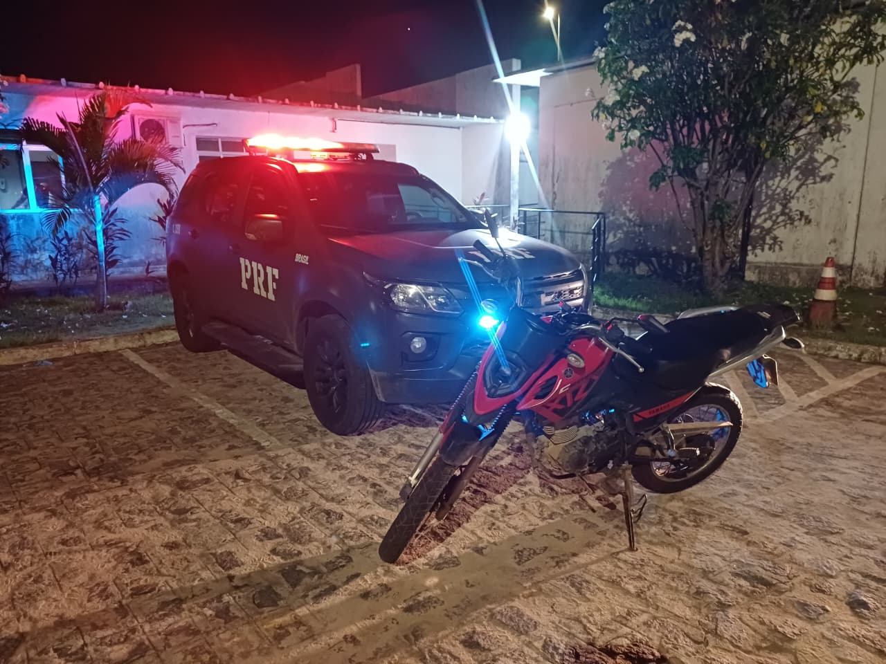 moto recuperada em frente à viatura da PRF