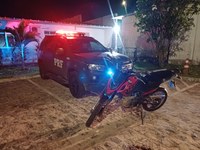 moto recuperada em frente à viatura da PRF