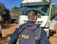 PRF apreende carreta roubada carregada de cigarros em Xambrê (PR)