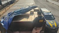 PRF apreende no PR carreta com 425 mil maços de cigarros
