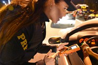 PRF prende motorista bêbado em acidente no Paraná