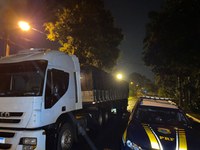 PRF recupera carreta furtada transportando 400 mil maços de cigarros