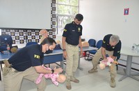 Bebê de seis dias engasgado é salvo por policial em Quatro Pontes (PR)