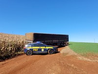 Carreta paraguaia carregada de cigarros contrabandeados é apreendida em Cascavel (PR)