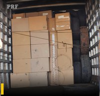 PRF apreende caminhão com 150 mil maços de cigarros