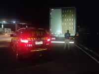 PRF apreende mais de meio milhão de cigarros contrabandeados em Guaíra (PR)