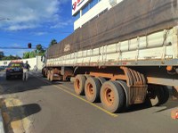 PRF apreende carreta com cigarros no centro de Umuarama