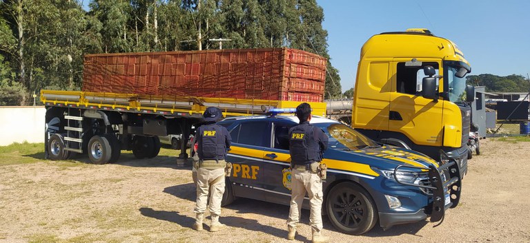 PRF flagra caminhão com suspensão irregular no Paraná - Blog do Caminhoneiro