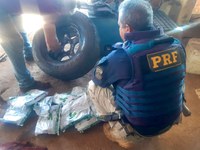 PRF apreende agrotóxicos em estepe e tanque de carro no Paraná