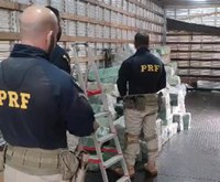PRF descobre 3 toneladas de maconha, munições e fuzis em carreta