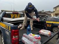 PRF entrega mais de 700 kg de alimentos para as vítimas das chuvas no Paraná