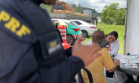 PRF realiza comando de saúde para caminhoneiros no Paraná