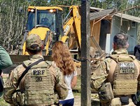 PRF apoia MPF na segunda ação de demolição nos mangues em Paranaguá (PR)