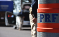 Após assalto, PRF recupera carros e arma e prende criminosos