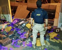 Carga de madeira mal acondicionada escondia mais de 5 toneladas de maconha no Paraná