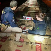 PRF apreende 400 mil maços de cigarros contrabandeados em Guarapuava (PR)