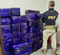 PRF apreende quase 1 tonelada de maconha após perseguição no Paraná; assista