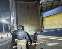 PRF apreende caminhão frigorífico lotado de cigarros em Guaíra
