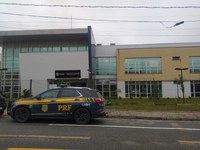 PRF prende mulher bêbada que dirigia carro com uma das rodas "no aço"