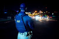 PRF prende mulher suspeita de matar marido com facada no DF